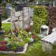 Allerheiligen 2021: Natürliche florale Arrangements auf Gräbern liegen im Trend